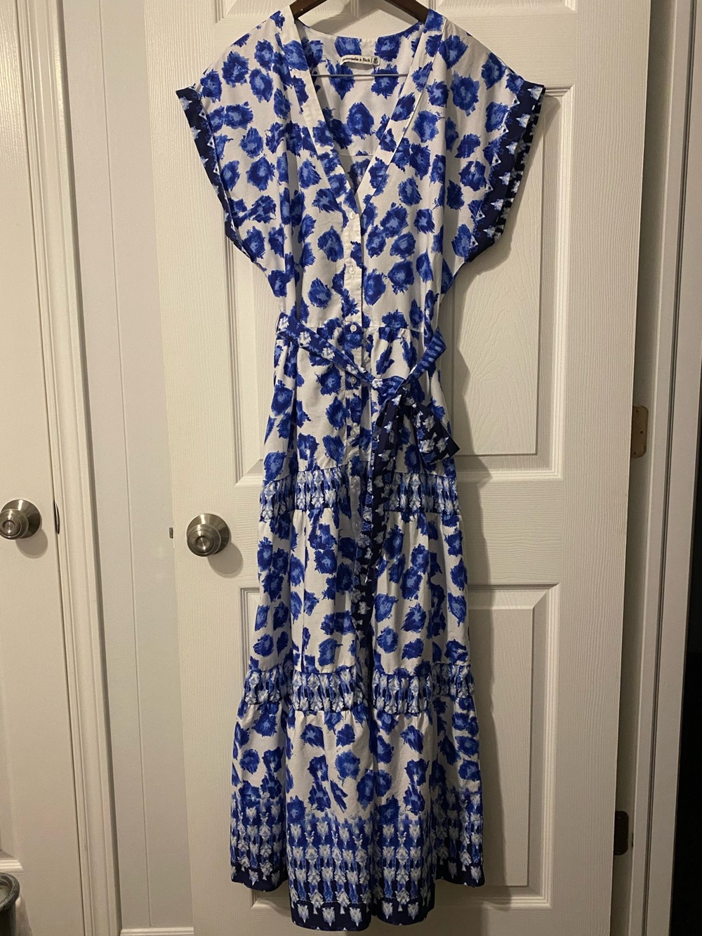 Abercrombie & Fitch Tie-Waist Tiered Maxi Dress Blue White Floral Size MT - Picture 4 of 11